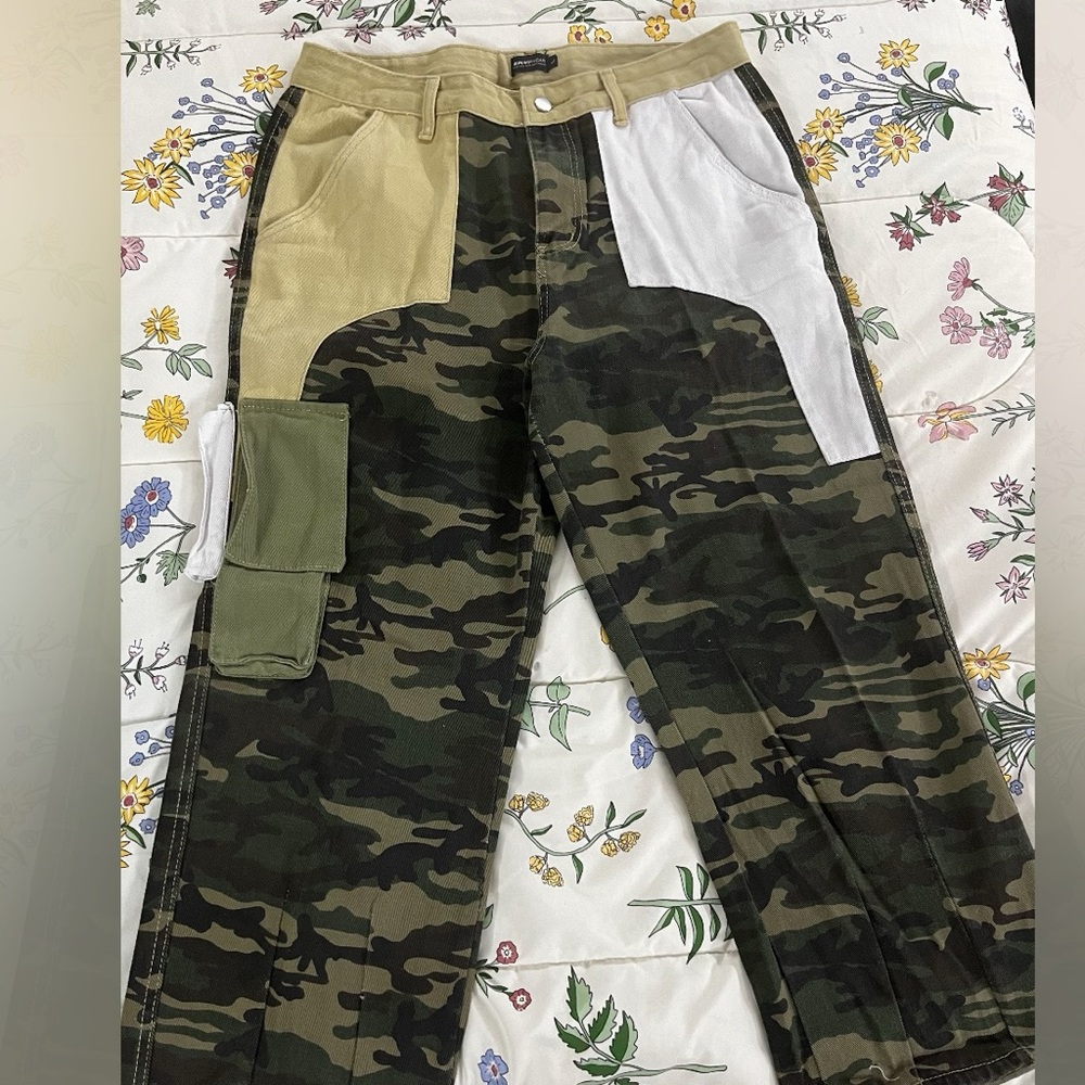 Wide leg camouflage cargo jeans